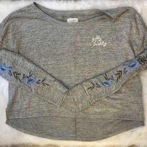 NWOT Gilly Hicks Heather Gray Top with Blue Floral Embroidery 25" PTP Oversized